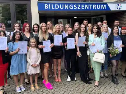 Nicht nur um Haaresbreite geschafft: die Gesellen und Gesellinnen des Friseurhandwerks des Oldenburger Lands.