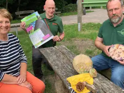 Organisatorin Elisabeth K&uuml;hling, Revierf&ouml;rster Jens Meier und Martin Brinkmann (rechts) vom RUZ Hollen planen wieder einen Hasbruchtag.