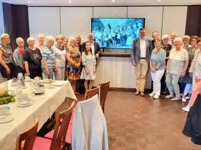 25 Jahre G&auml;stef&uuml;hrungen in Hude. Das wurde im Gasthaus Burgdorf  gemeinsam mit ehemaligen und jetzigen G&auml;stef&uuml;hrern, Vertretern der Gemeinde und der Touristik-Palette gefeiert.