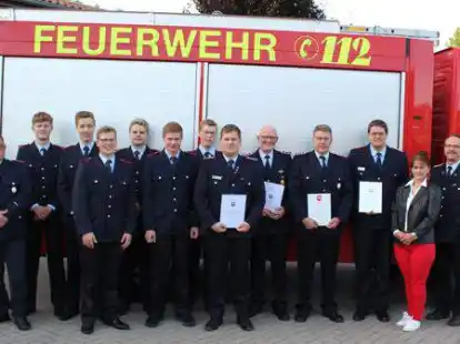 Ehrungen, Bef&ouml;rderungen und Neuaufnahmen gab es bei der Hauptversammlung: (von links) Diane Febert (Vorsitzende Kreisfeuerwehrverband), Heino St&ouml;ver, Janne Brinkmann, Lasse Hohnholt, Fabian Struthoff, Bastian Pelz, Luca Lehmkuhl, Tobias Struthoff, Heiner Meyer, Reiner Garms, Rainer Grosenik, Ortsbrandmeister Holger Buurman, Elke Hegeler (Verwaltung) und Gemeindebrandmeister Bernd Lemke.