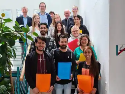 Freuen sich &uuml;ber den erfolgreichen Abschluss: Lehrkr&auml;fte, P&auml;dagogen und Sch&uuml;ler, die in der VHS nachtr&auml;glich ihren Hauptschulabschluss erwarben.