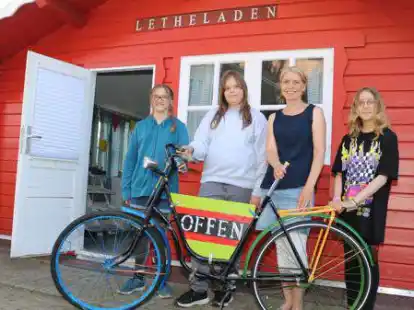 Vorm Letheladen in Oberlethe: Lehrerin Katharina Wildenhain (2. von rechts) mit Stella (von links), Dana und Emeli vom Vorstand und Aufsichtsrat der Sch&uuml;lergenossenschaft &bdquo;Letheladen&ldquo;
