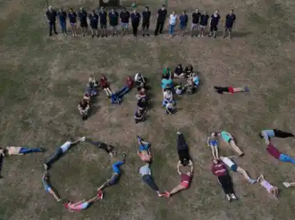 Das Logo aus K&ouml;rpern: In diesem Jahr geht es mit MP-Tours nach Halenhorst.