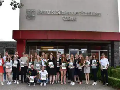 Freuen sich &uuml;ber Abschluss: (hinten von links) Nils Abend (Klassenlehrer), Maurice Meyer, Justin Renken, Bianka Jan&szlig;en-B&uuml;sselmann, Silvia Hohn, Dana Christin Sch&uuml;tz, Nike Grafe, Jendric Sch&uuml;rmann, Jana Gebken, Lara Schaffrath, (Mitte von links) Manuela Kissel, Joeline Sch&uuml;nemann, Kimberly Ebner, Miriam Messerer, Finn M&uuml;sker, Anna-Kathrin Novak, Finja Rothe, Tanja Tiemann, Joelina Nowak, Cathrin K&uuml;hnel, Jacqueline Ibendorf, Jana Steinbach, Sophie Leiner, Melanie Fuchs, Laura Radczinski, Simon Schmidt (vorne von links)Dominik Rothe, Lars Gehs. Nicht mit auf dem Bild die Absolventinnen Lea Kahle und Katrina Romann