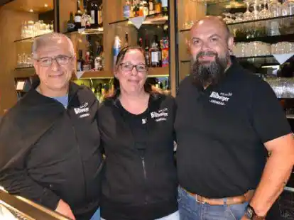 Seit Juli leiten  Fadi-Rachid Reckstadt (Wirt), Miriam Possekel und Andreas Wolf (Inhaber)die Auricher Pinte. (von links)