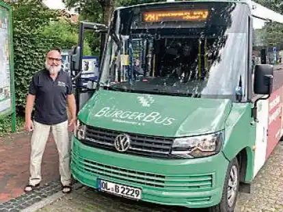 Betroffen von den Bauarbeiten: Fahrer Wolfgang Schulze steht vor der B&uuml;rgerbuslinie 281.