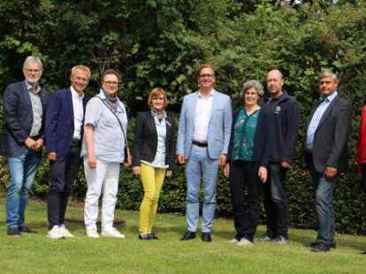Landrat Stephan Siefken (hellblauer Anzug) und ein Teil der vielen ehrenamtlichen Menschen in der Wesermarsch, die zum Erfolg des F&ouml;rderprojekts beitragen.