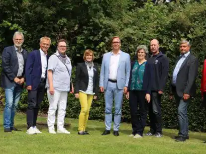 Landrat Stephan Siefken (hellblauer Anzug) und ein Teil der vielen ehrenamtlichen Menschen in der Wesermarsch, die zum Erfolg des F&ouml;rderprojekts beitragen.