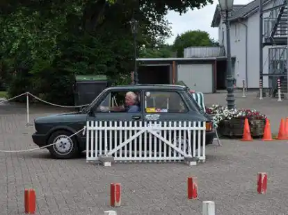 Nicht nur Geschick, sondern auch Nervenst&auml;rke zeigte der Fahrer dieses Autobianchi beim Turnier des MSC Rodenkirchen.