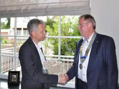Marc Arkenau &uuml;bergibt die Pr&auml;sidentschaft des Rotary Clubs in Varel an Jan Zimmermann.