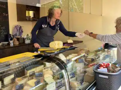Hier darf auch probiert werden: Annie Fichtner testet den Leerdamer der neuen K&auml;se-H&auml;ndlerin Angelika Egert von &bdquo;Geschwister Fein&ldquo; auf dem Edewechter Wochenmarkt.