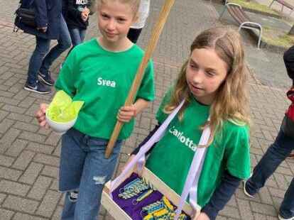 Svea und Carlotta aus der 5b verkaufen Selbstgebasteltes, um aus der Ukraine Gefl&uuml;chteten zu helfen.