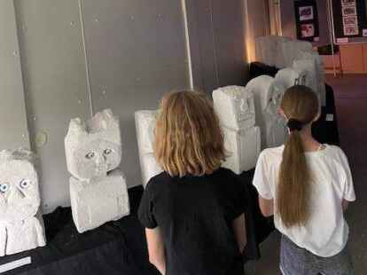 Kunst im Container: MOAI-Skulpturen zum Thema &bdquo;Verborgener  Freund&ldquo; von der Kunstprofilklasse.