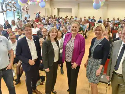 Gro&szlig;er Abschied f&uuml;r die scheidende Schulleiterin (von links): Uwe Behrens, Vorsitzender des Personalrats, Ralf Thiele, Sprecher des 