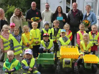 Gro&szlig;e Freude bei den Jungen und M&auml;dchen der Kita Esenshamm: Dank zweier gro&szlig;z&uuml;giger Spenden k&ouml;nnen sie jetzt auch Trecker fahren.