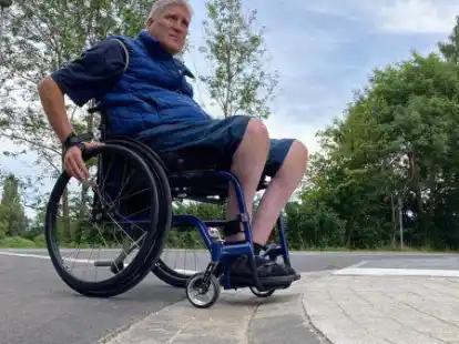 Ohne Hilfe schafft er es hier nicht hoch: Detlef Kruse ist ver&auml;rgert &uuml;ber die hohe Kante am Pophankenweg/Ecke B&auml;keplacken.