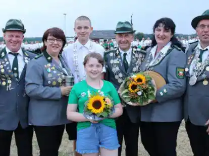 Werden ihre Titel am Sonntag nach drei Jahren abgeben: Holger Hohnholt (K&ouml;nig der K&ouml;nige), Sandra Brandenberg (K&ouml;nigin der K&ouml;niginnen), Kai Blobel (Jugendk&ouml;nig), Finja Hohnholt (vorn, Sch&uuml;lerk&ouml;nigin), Karl-Heinz Ruge (K&ouml;nigin), Sandra Woltjen (K&ouml;nigin) und  Alfred Ordemann (Altersk&ouml;nig).