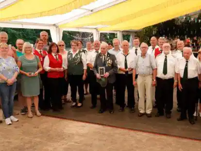 &Uuml;ber die Auszeichnungen freuten sich die Jubilare und die erfolgreichen Sch&uuml;tzen von &bdquo;Gut Ziel&ldquo; Str&uuml;cklingen.