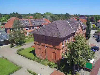 Das Schulzentrum in Apen, das direkt im Dorfzentrum am Rathaus liegt: Sanierungen und Umbauten stehen in den kommenden Jahren an, geschaffen werden sollen hier auch &ouml;ffentliche R&auml;ume f&uuml;r Tagungen und Sitzungen.