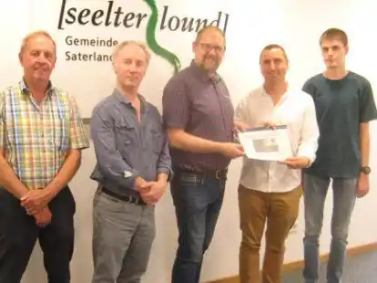&Uuml;bergabe des Berichts im Rathaus im Saterland (von links): Stephan Dannebaum (Seelter Buund), Henk Wolf (Saterfriesischbeauftragter), Thomas Otto (B&uuml;rgermeister), Wolter Jetten und Tido Specht (beide Jungfr&auml;iske M&auml;inskup).