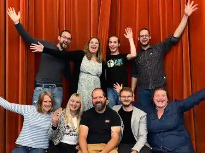 Proben bereits f&uuml;r ihr neues St&uuml;ck: Ansgar Hogeback (hinten, von links), Christina Neumeister, Tom Coners und Florian R&ouml;ttgers sowie Stefanie Elsen (vorn, von links), Ramona Marks, Jan Neumeister, Rene Lorenz und Emma Hogeback von der Theatergruppe Text-Fest.