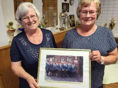 Ute Gercken (l.) und die fr&uuml;here Vereinswirtin Rosi Strehler (r.) mit einem Foto der Damenabteilung.