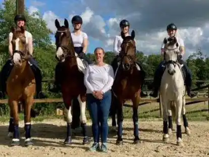 Haben sich f&uuml;r einen Start beim Oldenburger Landesturnier in Rastede qualifiziert: (hinten, von links) Malin Ostermann, Ronja Karrasch, Freya Casjens, Jette Kruse und Mannschaftsf&uuml;hrerin Birte Karrasch (vorn).