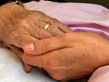 Der Einsatz f&uuml;r Sterbende wird gef&ouml;rdert (Symbolbild): Der Ambulante Hospizdienst Ammerland erh&auml;lt eine F&ouml;rderung der AOK Niedersachsen.