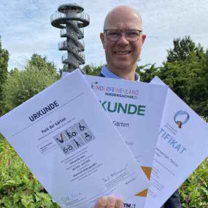 Drei Urkunden f&uuml;r die Zertifizierungen: Gesch&auml;ftsf&uuml;hrer Christian Wandscher.