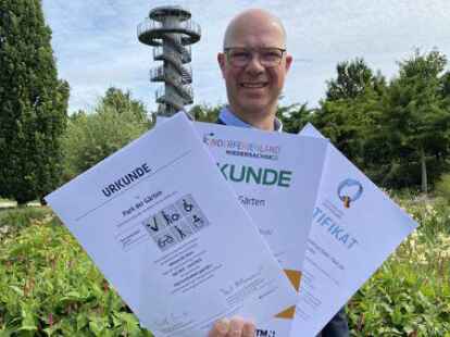 Drei Urkunden f&uuml;r die Zertifizierungen: Gesch&auml;ftsf&uuml;hrer Christian Wandscher.