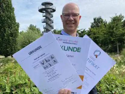 Drei Urkunden f&uuml;r die Zertifizierungen: Gesch&auml;ftsf&uuml;hrer Christian Wandscher.