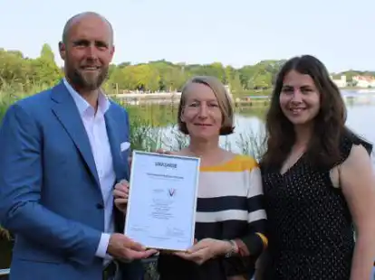 Gemeinde wird f&uuml;r Barrierefreiheit ausgezeichnet: (v.li.) Kurdirektor Dr. Norbert Hemken, Imke Wemken, Gesch&auml;ftsf&uuml;hrerin Ostfriesland Touristik, und Anja Patschureck, Projektleiterin Bad Zwischenahn Touristik.