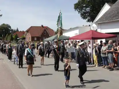 Zahlreiche Zuschauer s&auml;umten den Festmarsch in Str&uuml;cklingen.