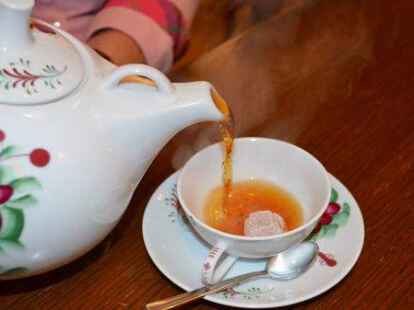 Eine typisch ostfriesische Teezeremonie darf beim Ausflug nach Leer nicht fehlen.