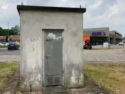 Steht bei der geplanten Aufwertung des Festplatzes an der Raiffeisenstra&szlig;e im Weg: ein altes Beton-Schalthaus der Deutschen Bahn. Die Forderung der Bahn erschien der Kommunalpolitik dennoch &uuml;berzogen.