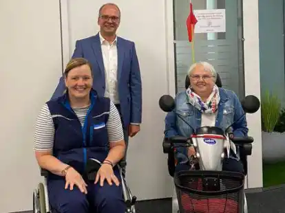 &bdquo;GanderMed&ldquo;-Gesch&auml;ftsf&uuml;hrerin Michaela Cordes &uuml;berreichte den Rollstuhl an Vorstand Oliver Frey im Beisein von Doris Josquin (von links).