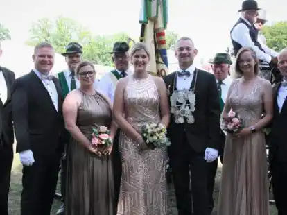 Der B&ouml;seler K&ouml;nigsthron 2022 (v.l.): Ansgar Preuth, Christian und Christiane Bley, K&ouml;nigin Annika Brake, K&ouml;nig Andreas Kurmann sowie Mareike Henke und Gerd Theilmann vor den drei Fahnentr&auml;gern.