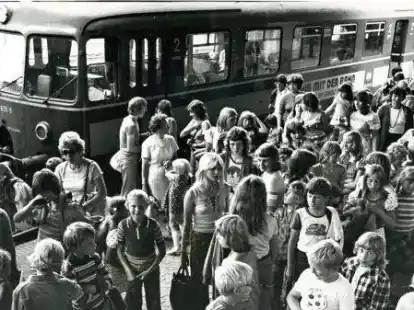 Ein Bild des Fotografen und ehemaligen NWZ-Mitarbeiters Fritz Frerichs zeigt eine Schulklasse auf dem Bahnhof Nordenham vor einem der Akkutriebwagen.