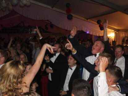 125 Jahre Bardenflether Turnerbund: Nach dem offiziellen Teil und Festessen feierten rund 400 Besucher eine lange, rauschende Ballnacht. Bis in den fr&uuml;hen Morgen wurde  getanzt.