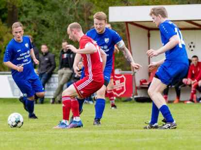 Florian Engelberg (rotes Trikot) vom SV Peheim ist ein gef&auml;hrlicher Standardsch&uuml;tze.