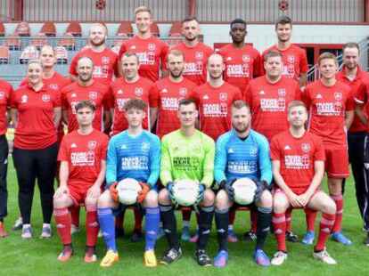 Der SV Peheim in der Saison 2022/2023 (oben, von links): Christoph Dinklage, Heiner Rumpke, Tobias Bruns, Andreas Gergert, John Midekor, Kevin Grammel, Betreuer Michael Sch&uuml;rmann, (Mitte, von links) Trainer Thorsten Engelberg, Physio Jenny Stammermann, Alexander Fries, Stefan Bregen, S&ouml;nke Ahlrichs, Florian Engelberg, Mario Olliges, Co-Trainer Christian Timme, Torwart-Trainer Kim Peters,  (unten von links) Nick Lukas Schirmer, Luka Joel Neumann, Johannes Schrand, Dirk Lamping, Jan Eckholt. Es fehlen: Max Langlets, Mathes Meirose, Leo Vormoor und Betreuer Christoph Schrand