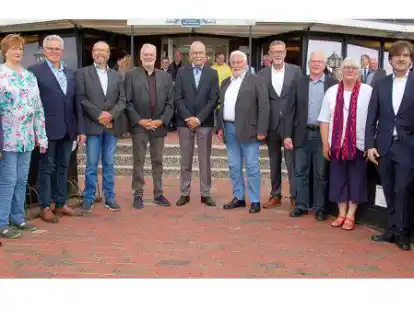 <p>Die ehemaligen Stadtratsmitglieder Gerold J&uuml;rgens, Astrid Ammermann, Rainer Spiekermann, Horst Milotta, Dietmar Br&uuml;ckner, Horst Wreden, Ernst B&ouml;ning, Wilfried Fugel, Ulf Riegel und Angelika Z&ouml;llner wurden von B&uuml;rgermeister Nils Siemen und dem Stadtratsvorsitzenden Dr. Tilmann Kaethner (von links) verabschiedet.</p>