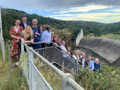 Teilnehmerinnen und Teilnehmer des Austauschtreffens der Betreiberpartner vor dem Bridle Drift Dam