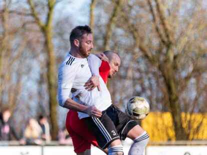 Denis Widder (wei&szlig;es Trikot) ist beim SVS der spielende Co-Trainer.