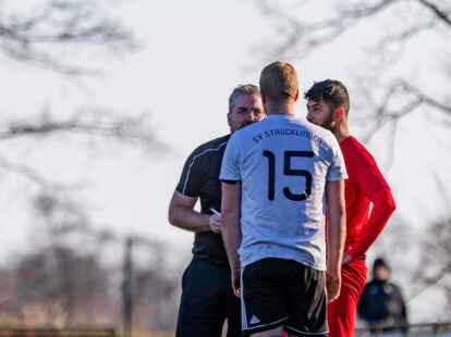 Hannes Kruse (Nr. 15, hier im Gespr&auml;ch mit Referee Dominik M&ouml;ller) geh&ouml;rt zu den Leistungstr&auml;gern im Dress des SV Str&uuml;cklingen