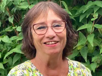 Elke M&uuml;nch ist Theaterregisseurin und betreut derzeit das Freilichttheater &bdquo;Heimat&ldquo; in Hatshausen-Ayenwolde. Mit uns hat sie &uuml;ber ihr Verst&auml;ndnis von Heimat, &uuml;ber Fl&uuml;chtlinge und Ostfriesland gesprochen.