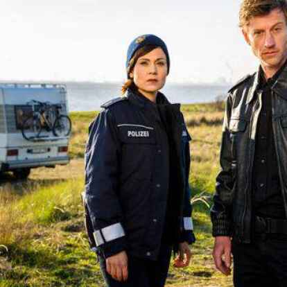 Ermitteln wieder im Landkreis Leer: S&uuml;her &Ouml;zl&uuml;g&uuml;l (Sophie Dal) und Henk Cassens (Maxim Mehmet).
