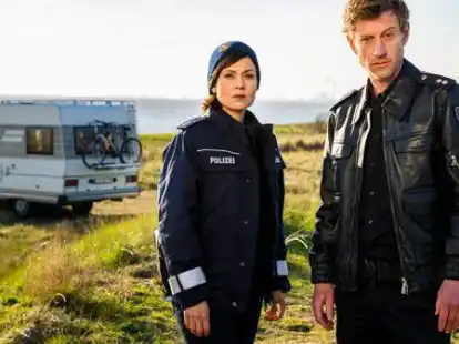 Ermitteln wieder im Landkreis Leer: S&uuml;her &Ouml;zl&uuml;g&uuml;l (Sophie Dal) und Henk Cassens (Maxim Mehmet).