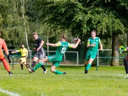 Hansas Janek Siderkiewicz versucht, Kifuta Kiala Makangu im Brockdorfer Strafraum anzuspielen.