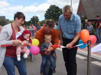 Die J&uuml;ngsten haben den Vortritt:  Der eineinhalb Jahre alte Theo Sander &ndash; unterst&uuml;tzt von seinem Vater &ndash; schnitt das Trassierband durch, um das Blumenviertel nach der Sanierung offiziell freizugeben. Maite Remde (eineinhalb Monate) mit ihrer Mutter beobachte die Aktion genau. B&uuml;rgermeister J&ouml;rg Pieper freute sich mit ihnen.